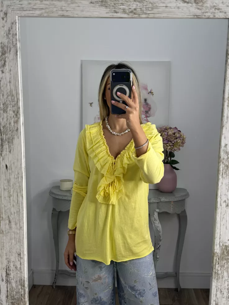 Camiseta con volantes pecho amarilla