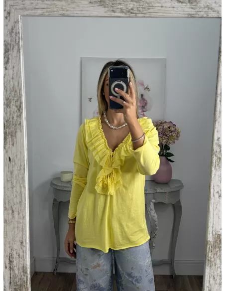 Camiseta con volantes pecho amarilla