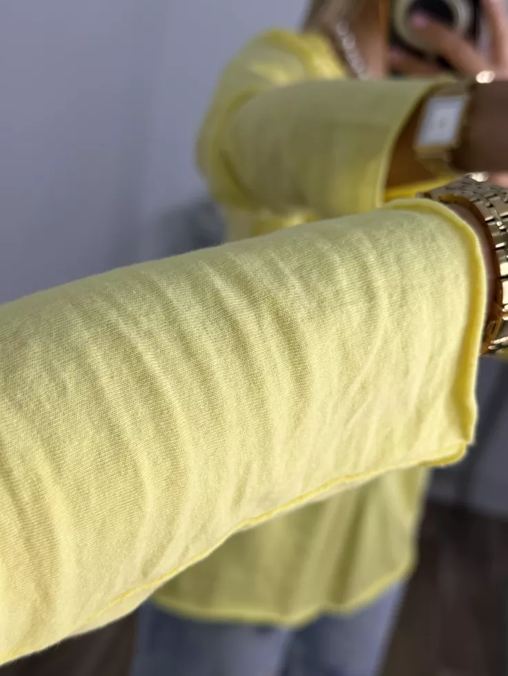 Camiseta con volantes pecho amarilla