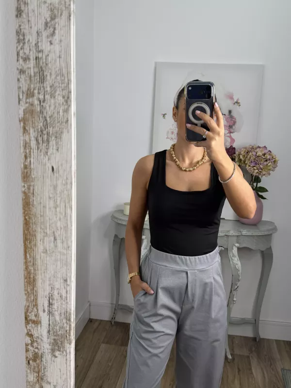 Camiseta básica licra negra escote cuadro