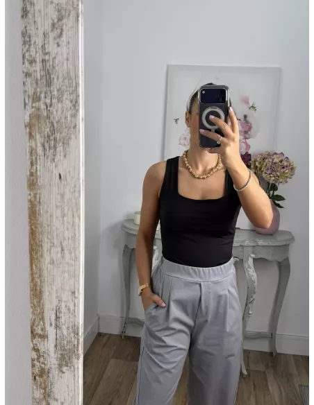 Camiseta básica licra negra escote cuadro