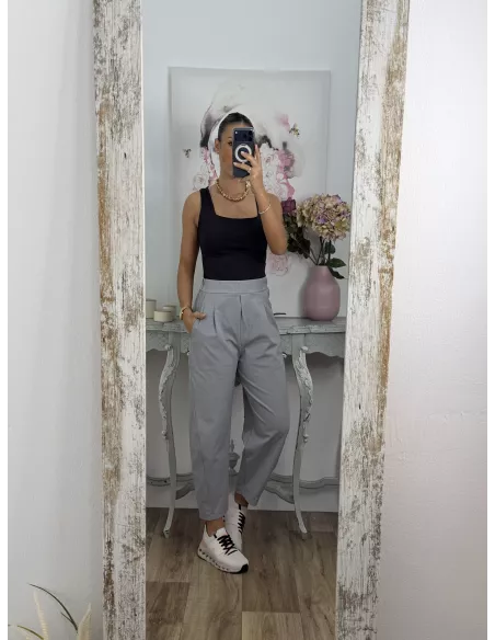 Camiseta básica licra negra escote cuadro