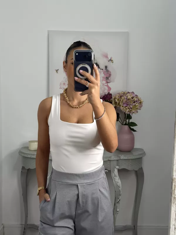 Camiseta básica licra blanca escote cuadro