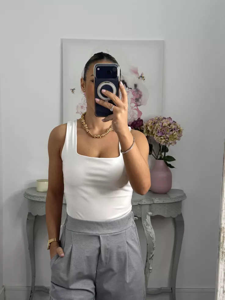 Camiseta básica licra blanca escote cuadro