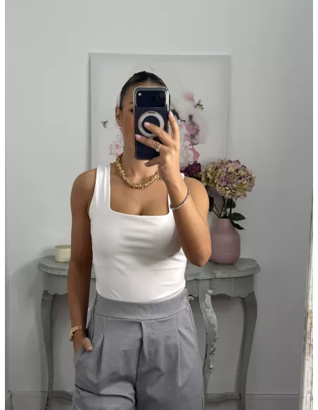 Camiseta básica licra blanca escote cuadro