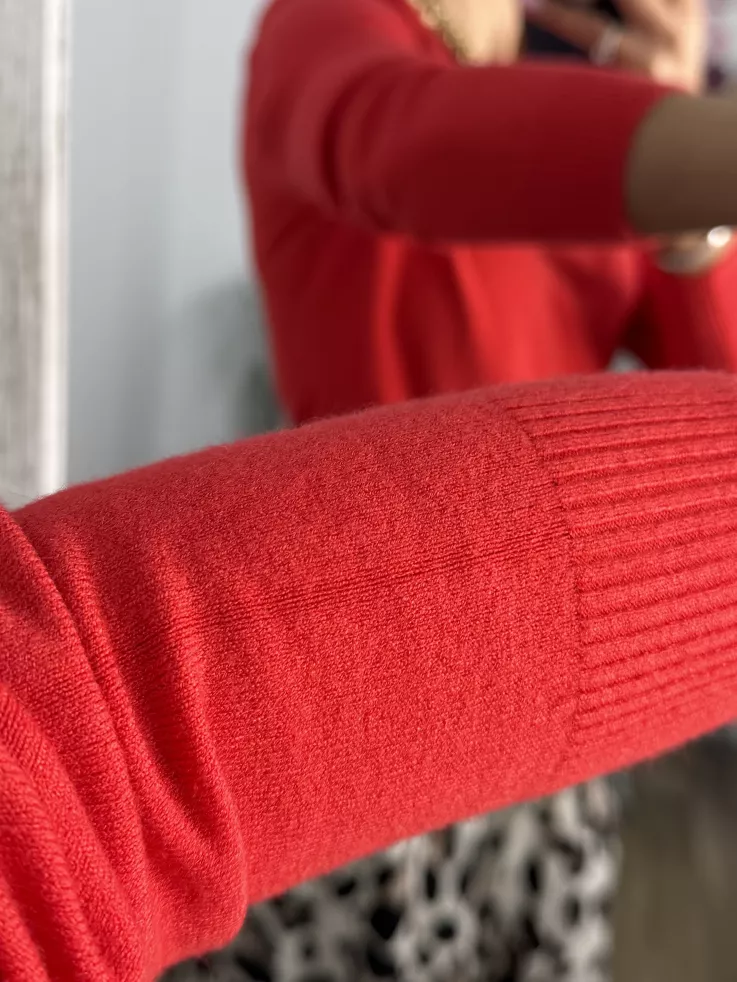 Jersey básico cuello de pico rojo