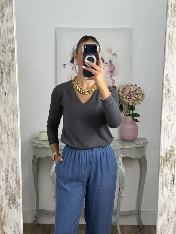 Jersey básico cuello de pico gris