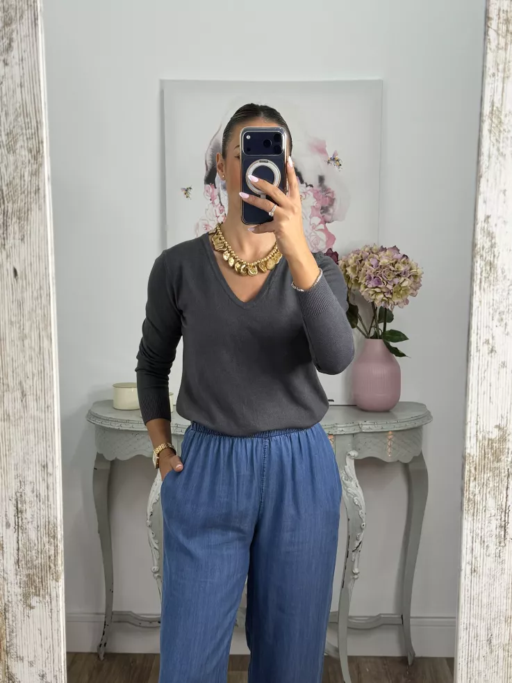 Jersey básico cuello de pico gris