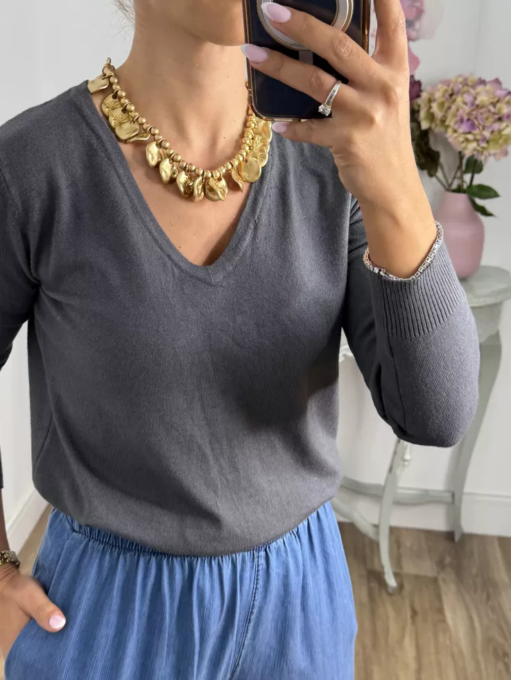 Jersey básico cuello de pico gris