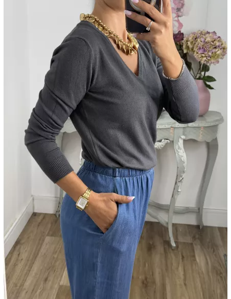 Jersey básico cuello de pico gris