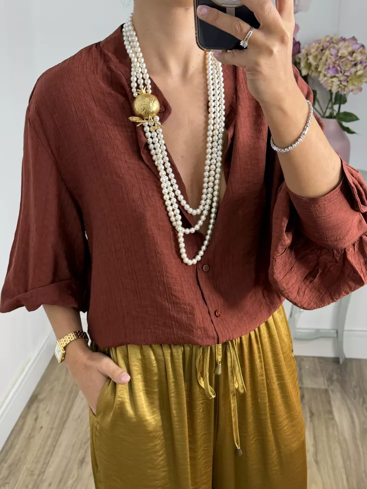 Colgante largo de perlas con detalle dorado