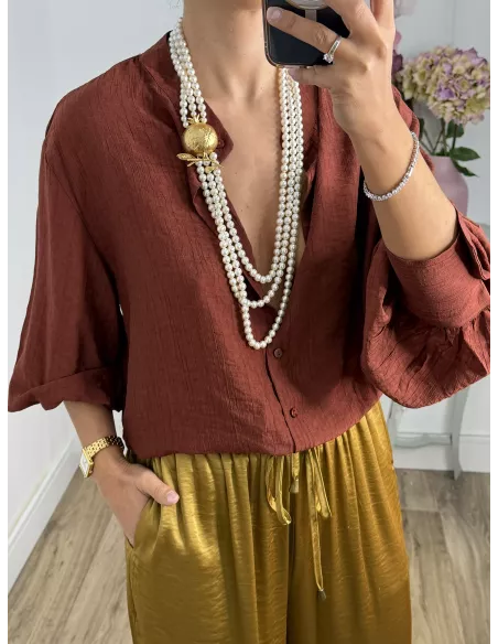 Colgante largo de perlas con detalle dorado