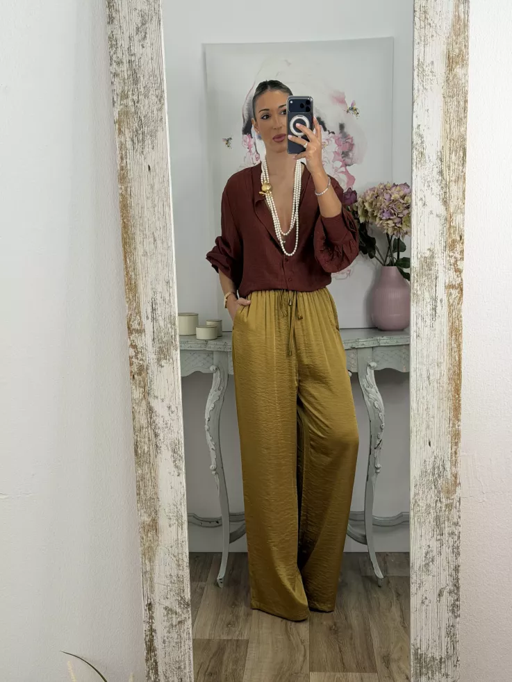 Colgante largo de perlas con detalle dorado