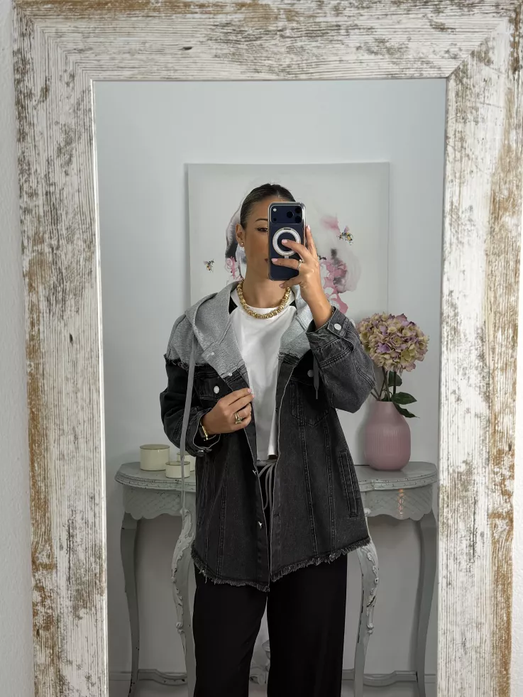 Chaqueta vaquera negra con capucha gris