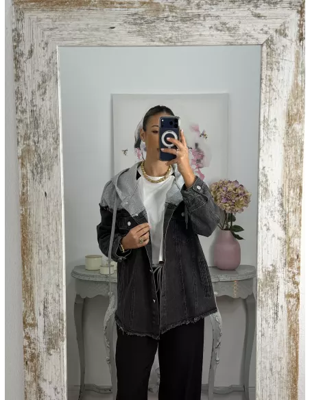 Chaqueta vaquera negra con capucha gris