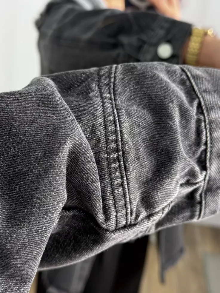 Chaqueta vaquera negra con capucha gris