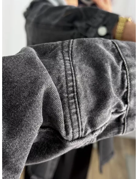 Chaqueta vaquera negra con capucha gris