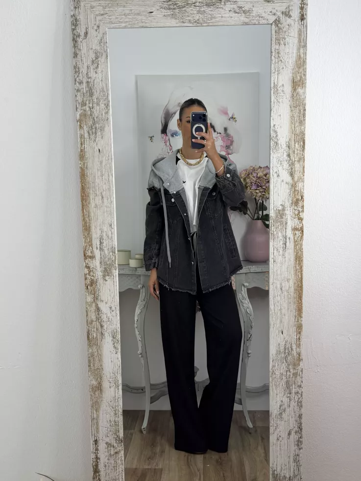 Chaqueta vaquera negra con capucha gris