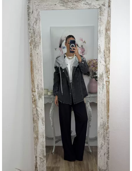 Chaqueta vaquera negra con capucha gris