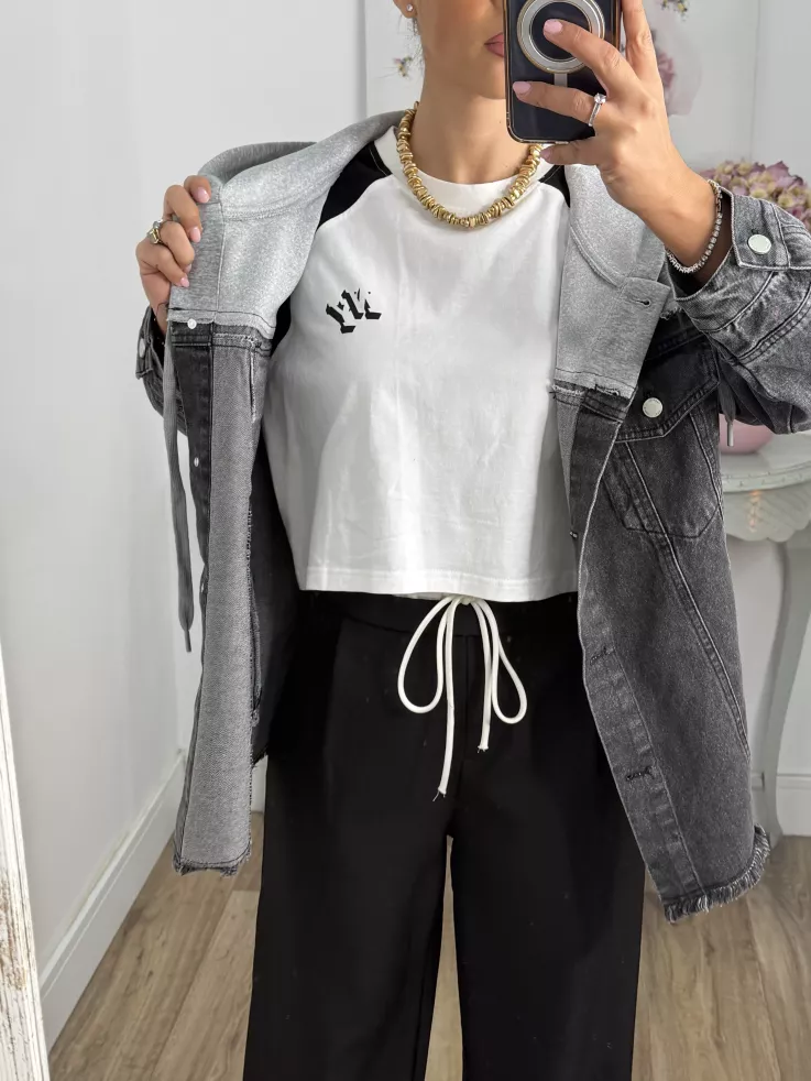 Chaqueta vaquera negra con capucha gris