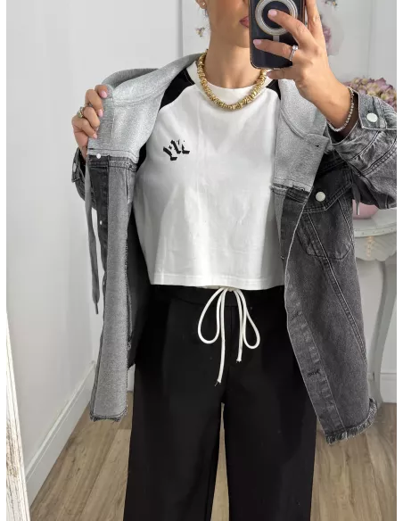 Chaqueta vaquera negra con capucha gris