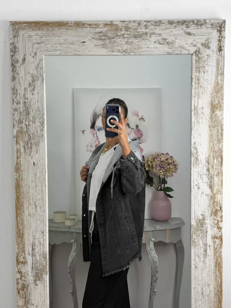 Chaqueta vaquera negra con capucha gris