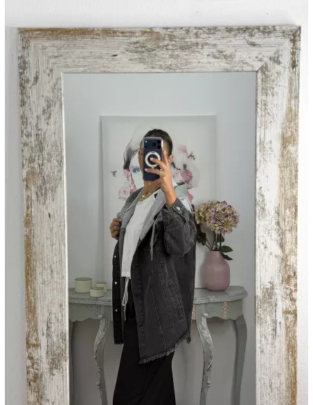 Chaqueta vaquera negra con capucha gris