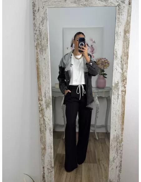 Chaqueta vaquera negra con capucha gris