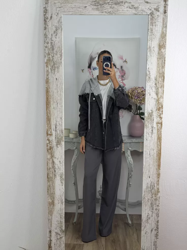 Chaqueta vaquera negra con capucha gris