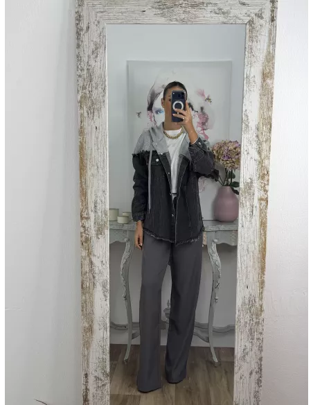 Chaqueta vaquera negra con capucha gris