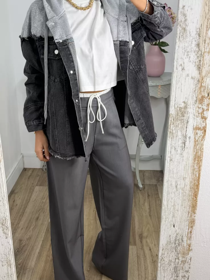 Chaqueta vaquera negra con capucha gris