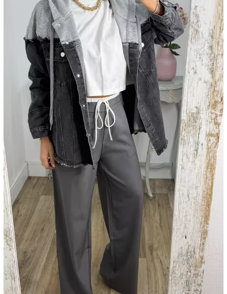 Chaqueta vaquera negra con capucha gris