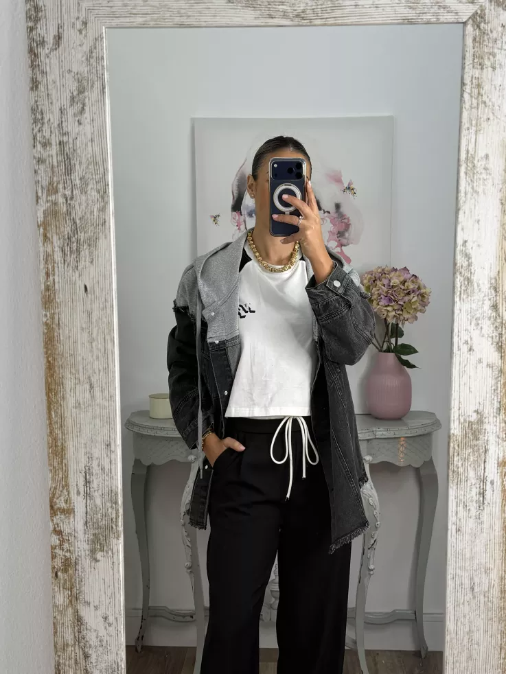 Chaqueta vaquera negra con capucha gris