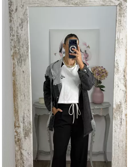 Chaqueta vaquera negra con capucha gris