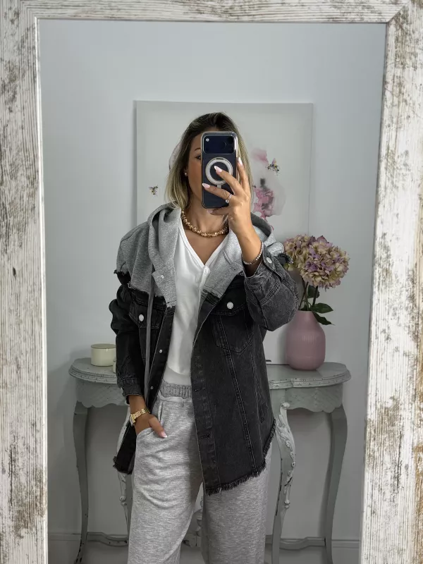 Chaqueta vaquera negra con capucha gris