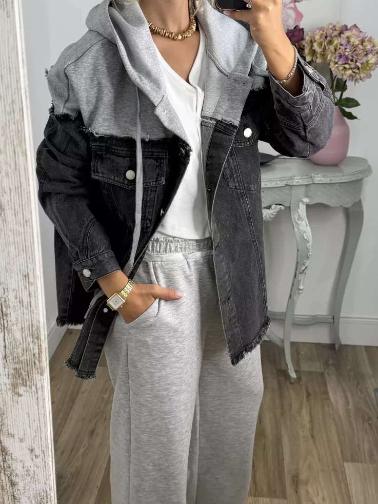 Chaqueta vaquera negra con capucha gris