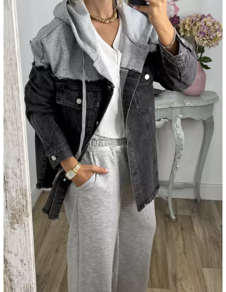 Chaqueta vaquera negra con capucha gris