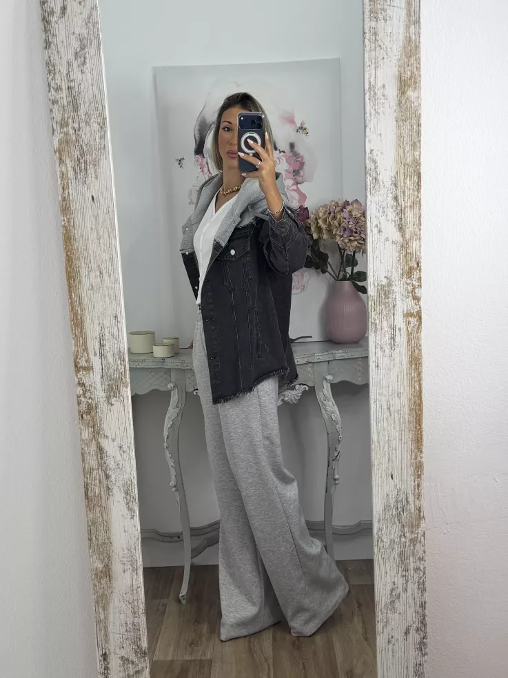 Chaqueta vaquera negra con capucha gris