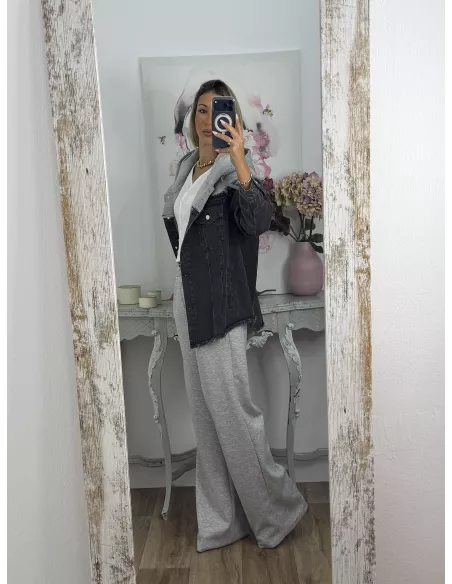 Chaqueta vaquera negra con capucha gris