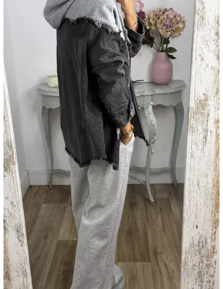 Chaqueta vaquera negra con capucha gris