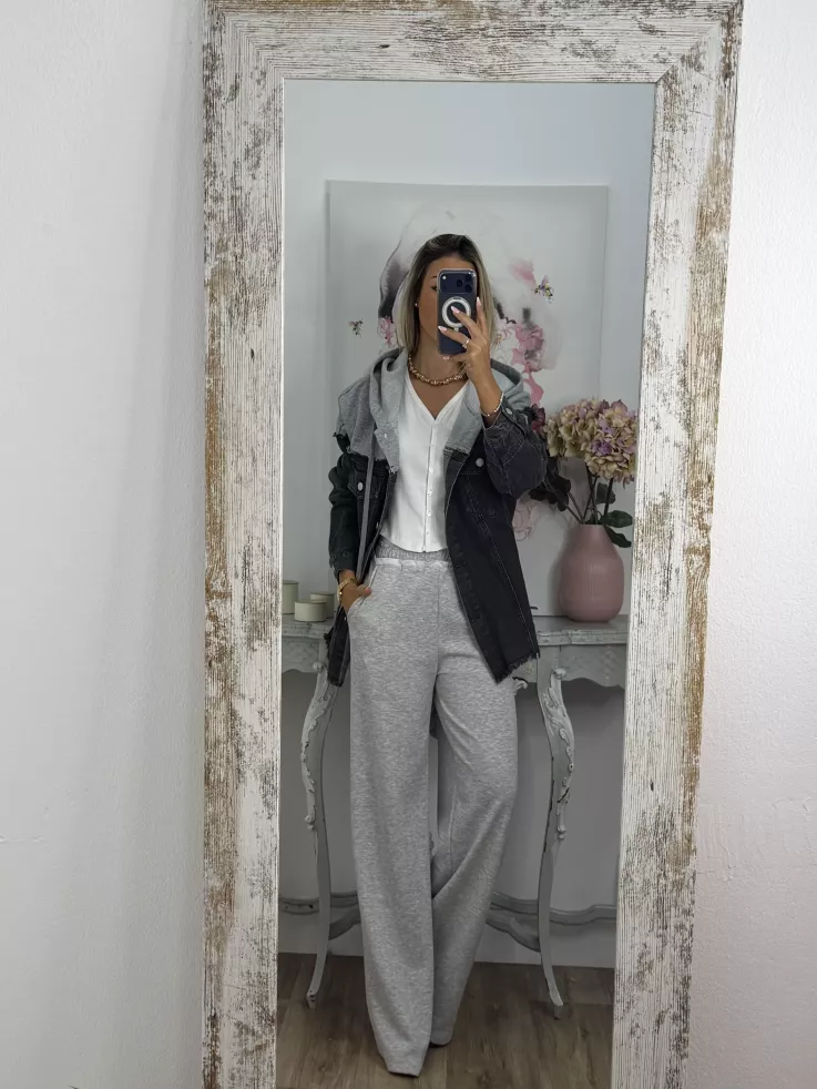 Chaqueta vaquera negra con capucha gris