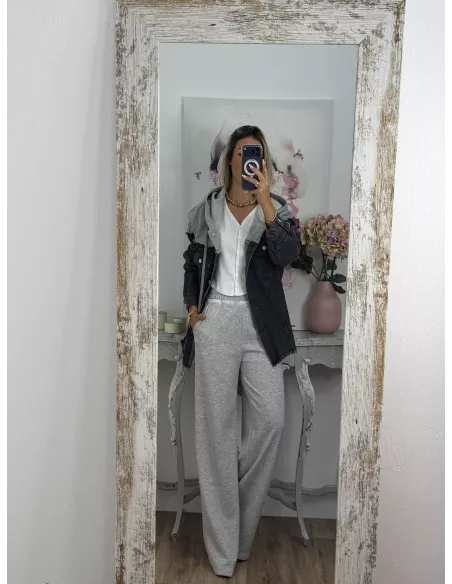 Chaqueta vaquera negra con capucha gris