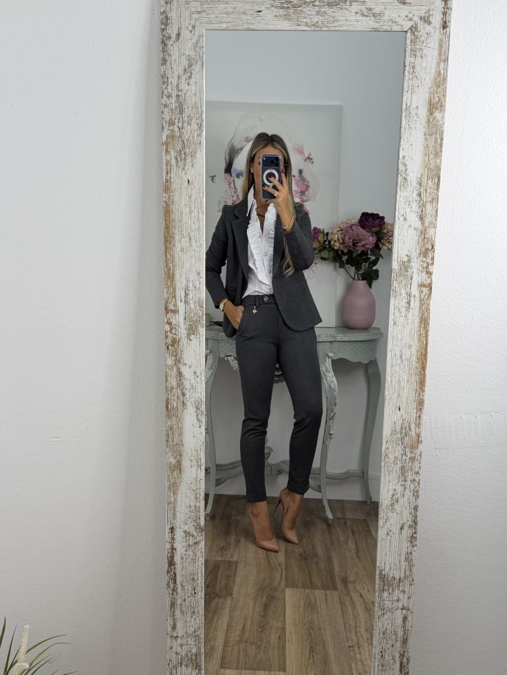Traje chaqueta y pantalón pitillo gris