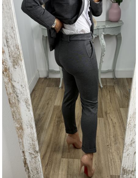 Traje chaqueta y pantalón pitillo gris