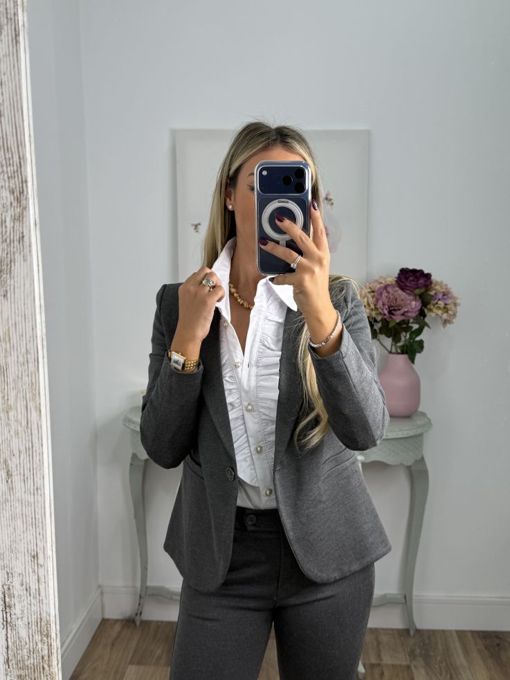 Traje chaqueta y pantalón pitillo gris