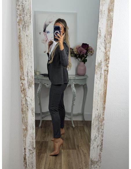 Traje chaqueta y pantalón pitillo gris