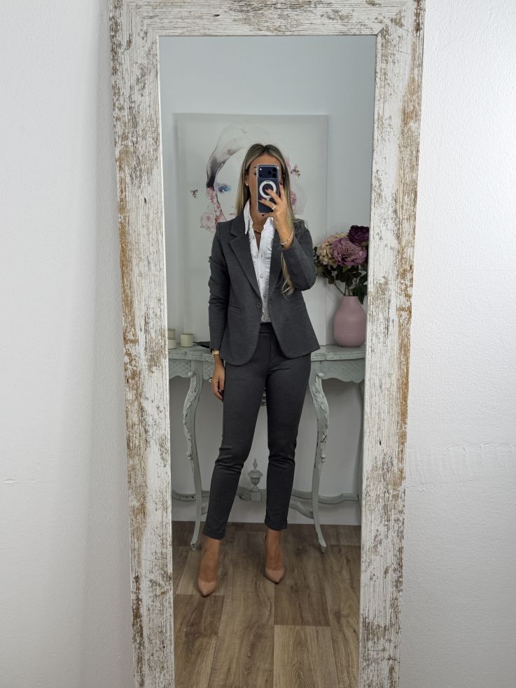 Traje chaqueta y pantalón pitillo gris