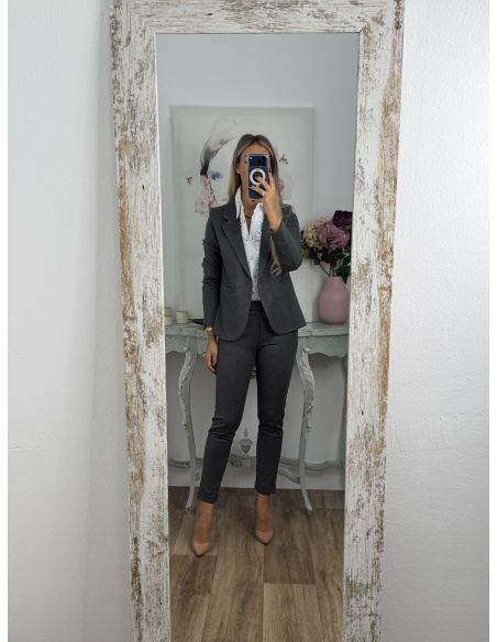 Traje chaqueta y pantalón pitillo gris