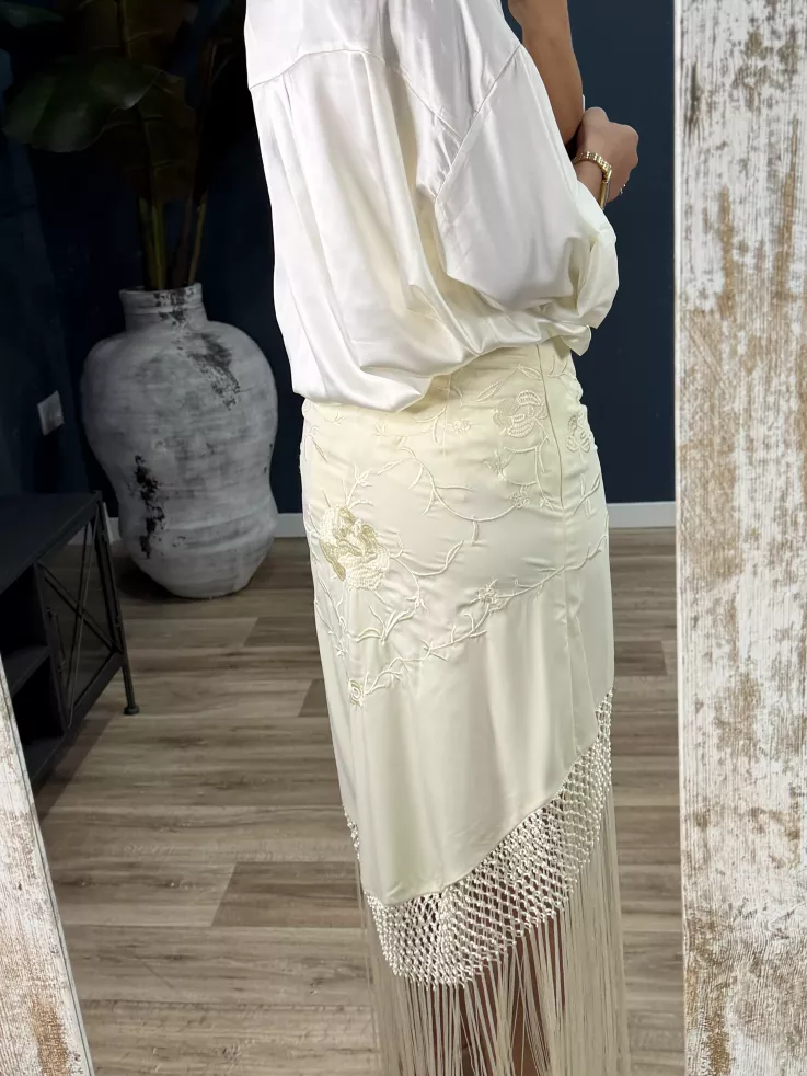 Falda blanca borda con flecos