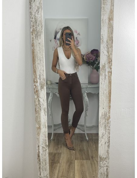 Jeans chocolate etiqueta roja